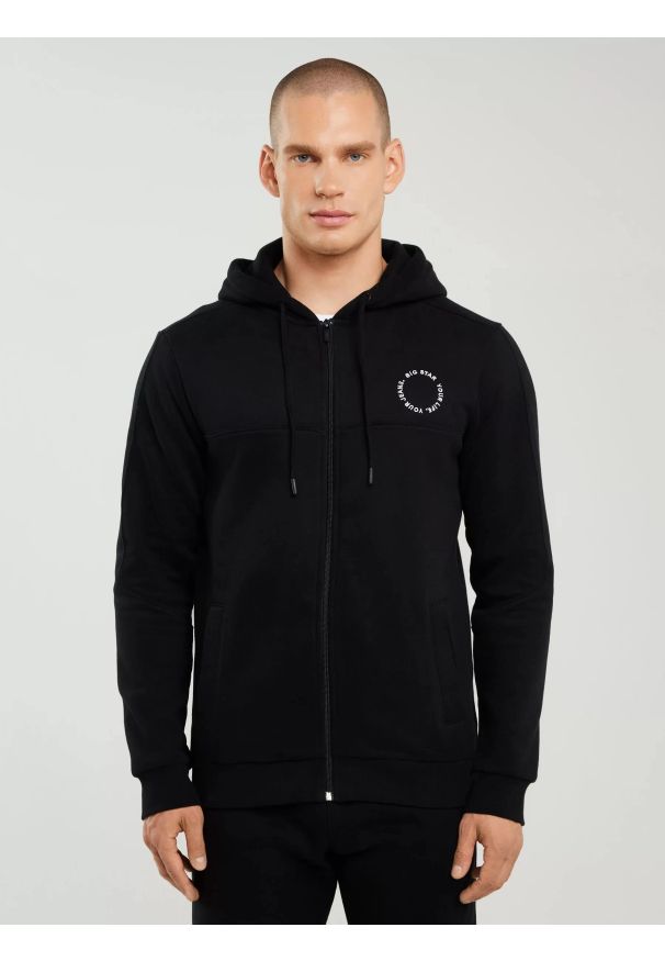 Big-Star - Bluza męska z kapturem czarna Ajron 906/ Kersyn 906. Okazja: na spacer, na co dzień. Typ kołnierza: kaptur. Kolor: czarny. Materiał: jeans, dresówka, materiał. Długość rękawa: długi rękaw. Długość: długie. Styl: casual, wakacyjny, elegancki, sportowy