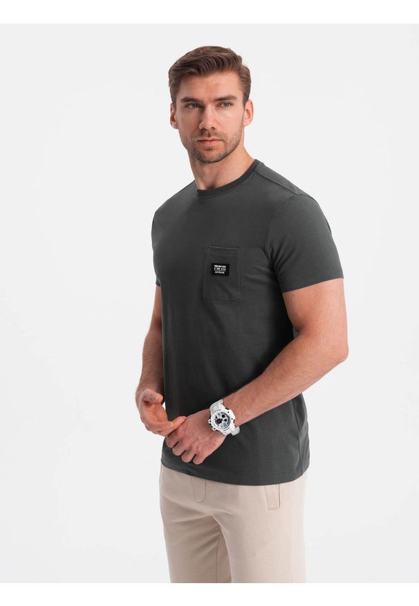 Ombre Clothing - Casualowy t-shirt męski z naszywką na kieszeni – grafitowy V11 - Rozmiar: XXL. Okazja: na co dzień. Kolor: szary. Materiał: guma, skóra, jersey, bawełna. Wzór: aplikacja. Styl: casual