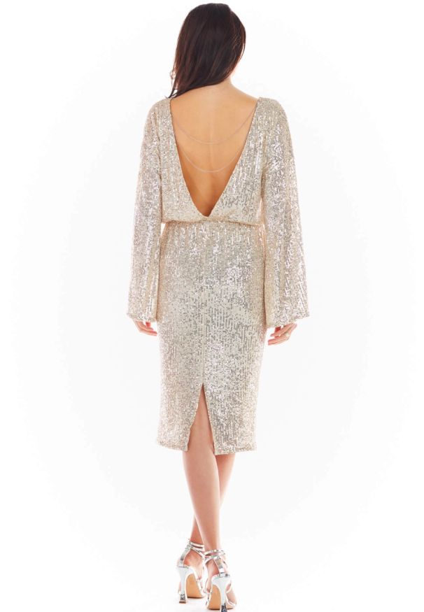 Sukienki.shop - Zjawiskowa cekinowa ołówkowa sukienka z dekoltem V z tyłu. Okazja: na sylwestra, na imprezę. Typ kołnierza: dekolt w łódkę, dekolt na plecach. Materiał: tkanina, elastan, materiał, poliester, skóra. Typ sukienki: ołówkowe. Styl: glamour, elegancki, wizytowy. Długość: midi