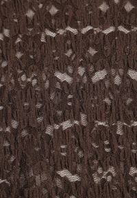 Renee - Brązowa Bluzka z Koronki o Asymetrycznym Kroju Kortesta. Kolor: brązowy. Materiał: koronka. Wzór: koronka #3