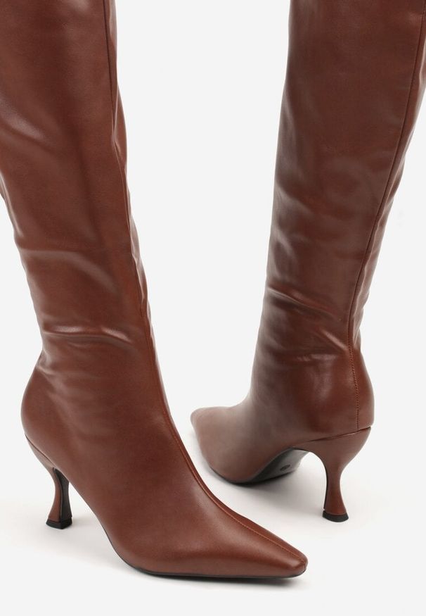 Renee - Brązowe Marszczone Kozaki Vices na Obcasie Typu Kaczuszka Miomadia. Okazja: na co dzień, na randkę. Kolor: brązowy. Materiał: skóra. Szerokość cholewki: normalna. Obcas: na obcasie. Styl: casual. Wysokość obcasa: niski