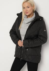Born2be - Czarna Pikowana Kurtka z Kapturem i Ozdobnymi Suwakami Carnaye. Okazja: na co dzień, na spacer. Typ kołnierza: kaptur. Kolekcja: plus size. Kolor: czarny. Materiał: jeans. Styl: sportowy, casual, elegancki