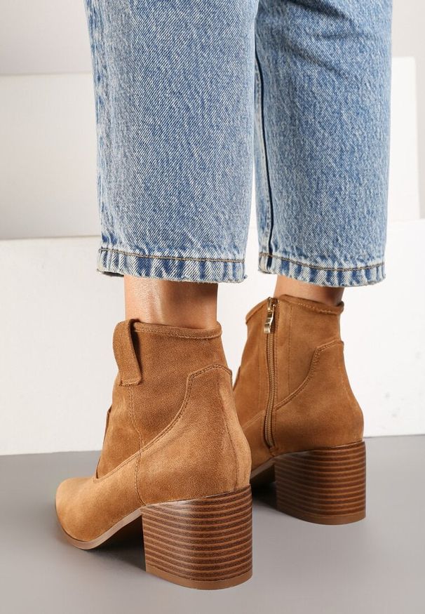 Renee - Brązowe Botki Vices w Stylu Kowbojek na Obcasie Vertige. Zapięcie: zamek. Kolor: brązowy. Materiał: jeans. Sezon: jesień. Obcas: na obcasie. Styl: rockowy, elegancki, boho. Wysokość obcasa: średni