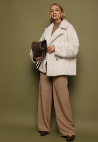 Born2be - Biała Kurtka Futerko o Dwurzędowym Kroju Oversize Nalizana. Okazja: na co dzień. Kolor: biały. Materiał: futro. Długość rękawa: długi rękaw. Długość: długie. Styl: casual, elegancki #2