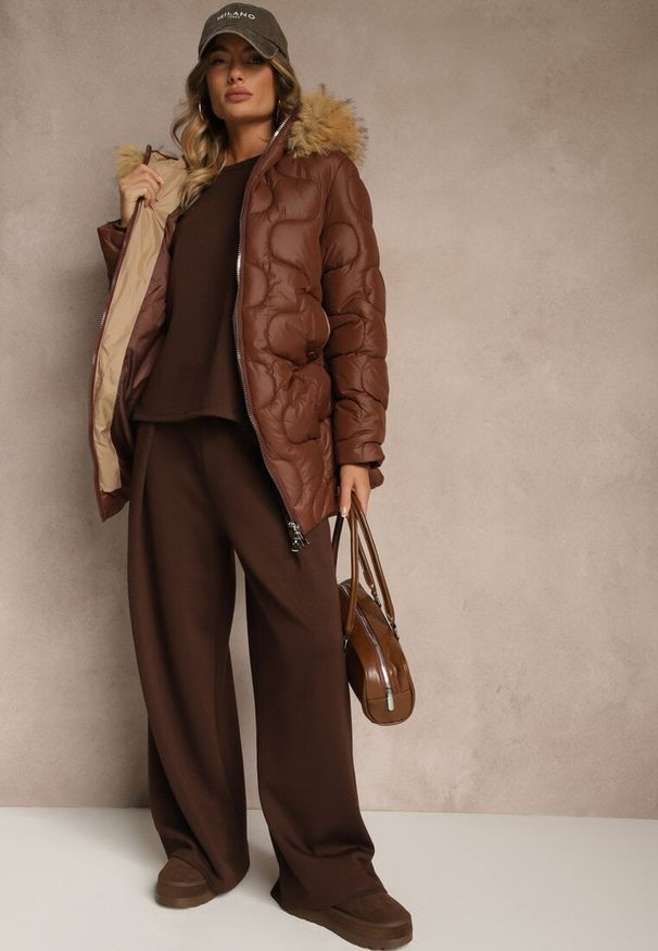 Renee - Brązowa Pikowana Kurtka z Kapturem z Futerkowym Zdobieniem Olinedia. Okazja: na co dzień. Typ kołnierza: kaptur. Kolor: brązowy. Materiał: poliester, futro, jeans. Wzór: aplikacja. Sezon: zima. Styl: casual