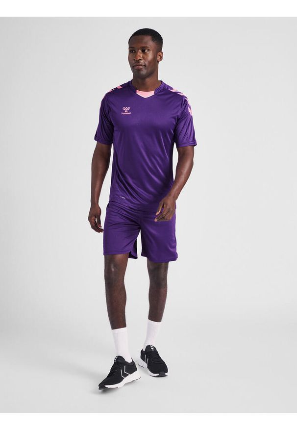 Koszulka piłkarska z krótkim rękawem męska Hummel Core XK Poly Jersey S/S. Kolor: fioletowy, różowy, wielokolorowy. Materiał: jersey. Długość rękawa: krótki rękaw. Długość: krótkie. Sport: piłka nożna