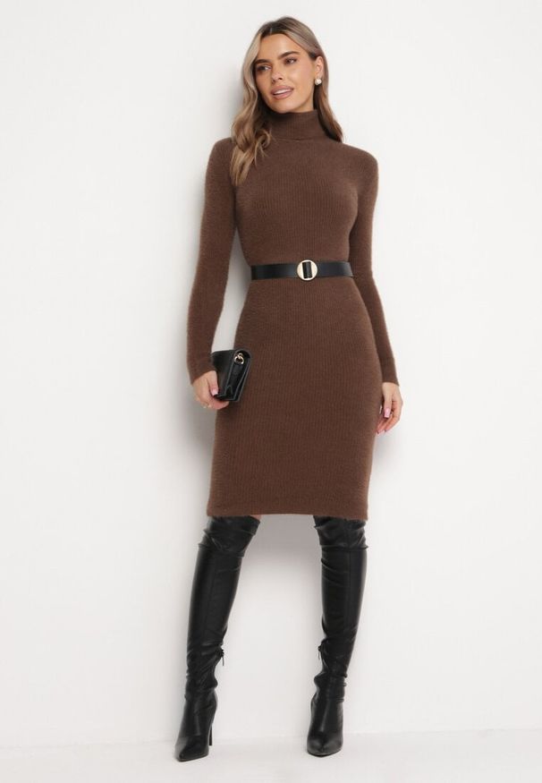 Born2be - Brązowa Sweterkowa Puchata Sukienka Midi z Wełny z Golfem Sebhat. Typ kołnierza: golf. Kolor: brązowy. Materiał: wełna. Długość: midi