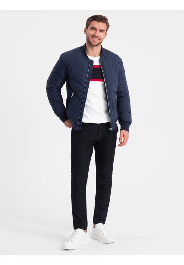Ombre Clothing - Kurtka męska bomberka pikowana z metalowymi zamkami - granatowa V2. Kolor: niebieski. Materiał: poliester. Wzór: nadruk