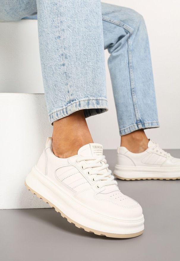 Renee - Beżowe Sneakersy z Geometrycznym Wzorem Fonawia. Okazja: na co dzień. Nosek buta: okrągły. Kolor: beżowy. Materiał: jeans. Wzór: geometria. Obcas: na płaskiej podeszwie
