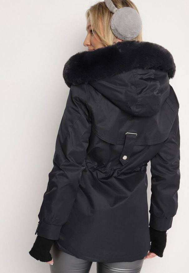 Born2be - Granatowa Kurtka Parka z Odpinanym Futerkowym Obszyciem przy Kapturze Inelithrae. Kolor: niebieski. Materiał: tkanina. Sezon: zima