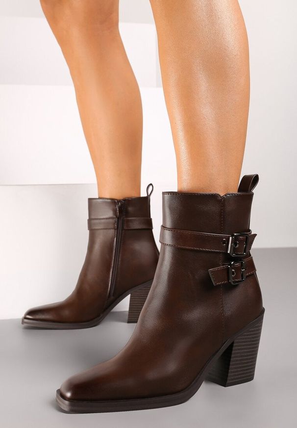 Born2be - Brązowe Botki z Kwadratowym Noskiem i Ściętym Słupkiem Revissa. Okazja: na co dzień. Zapięcie: zamek. Kolor: brązowy. Materiał: skóra, jeans. Wzór: aplikacja. Obcas: na słupku. Styl: klasyczny, casual, elegancki