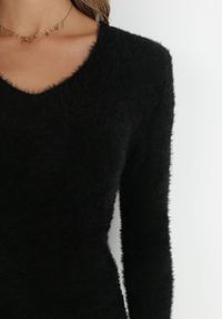 Born2be - Czarny Sweter Wełniany Panaris. Typ kołnierza: dekolt w serek. Kolekcja: plus size. Kolor: czarny. Materiał: wełna. Styl: klasyczny
