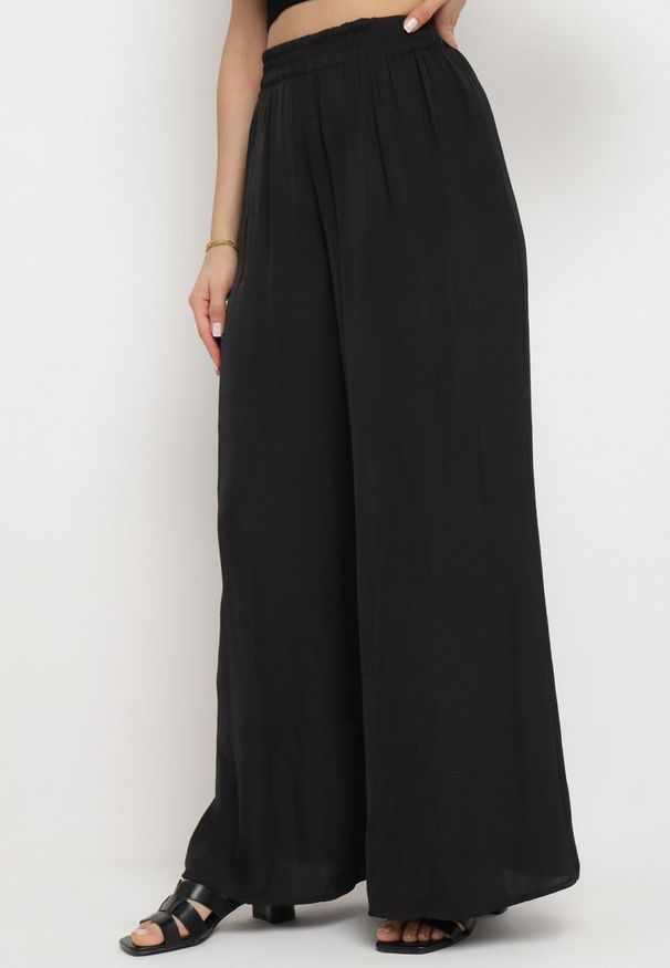 Born2be - Czarne Spodnie z Szerokimi Nogawkami i Gumką w Pasie Myrddin. Okazja: na co dzień. Kolor: czarny. Sezon: wiosna, lato. Styl: casual