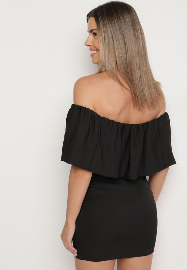 Born2be - Czarna Dopasowana Sukienka Koktajlowa Hiszpanka Vices Awilisa. Typ kołnierza: dekolt hiszpanka. Kolor: czarny. Sezon: lato. Styl: wizytowy