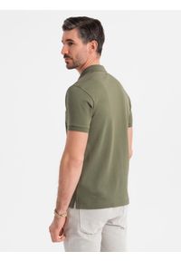Ombre Clothing - Męska koszulka polo z dekoltem na zamek - oliwkowa V5 - Rozmiar: XXL. Okazja: na co dzień. Typ kołnierza: polo. Kolor: oliwkowy. Materiał: bawełna, elastan, dzianina. Styl: sportowy, casual, elegancki #6