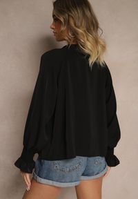 Renee - Czarna Bluzka Ozdobiona Marszczeniem Emirana. Okazja: na co dzień. Kolor: czarny. Materiał: jeans. Długość rękawa: długi rękaw. Długość: długie. Wzór: aplikacja. Styl: klasyczny, casual