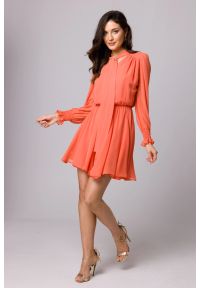 Sukienki.shop - Szyfonowa sukienka koktajlowa z bufiastymi rękawami koralowa. Okazja: na ślub cywilny, na wesele, na imprezę. Kolor: pomarańczowy. Materiał: szyfon. Sezon: lato. Styl: wizytowy #1