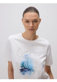 Reserved - T-shirt z koralikowymi aplikacjami - biały. Kolor: biały. Materiał: dzianina, bawełna. Wzór: aplikacja #1