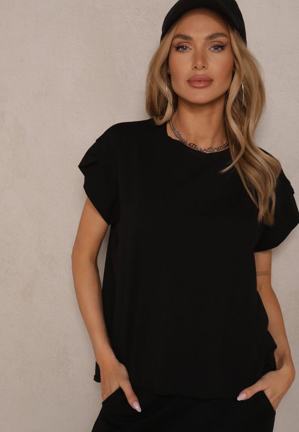 Renee - Czarny Bawełniany T-shirt z Rozcięciami przy Rękawach Katilana. Okazja: na co dzień. Kolor: czarny. Materiał: bawełna. Styl: klasyczny, casual