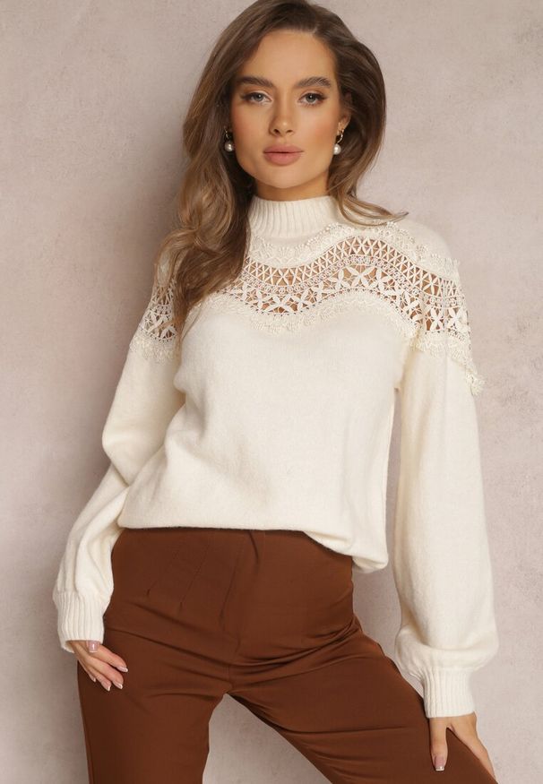 Renee - Jasnobeżowy Sweter Dzianinowy z Wstawką z Koronki Laroline. Kolor: beżowy. Materiał: koronka, dzianina. Długość: długie. Wzór: koronka
