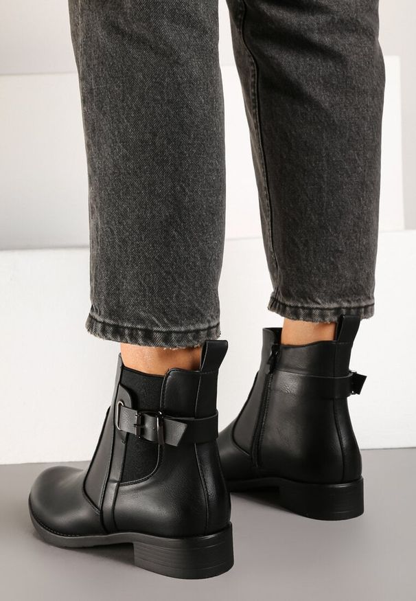 Born2be - Czarne Botki Sztyblety z Paskiem ze Sprzączką Delath. Okazja: na spotkanie biznesowe, do pracy, na spacer. Zapięcie: pasek. Kolor: czarny. Materiał: jeans. Sezon: jesień. Obcas: na obcasie. Styl: elegancki, biznesowy, klasyczny. Wysokość obcasa: średni
