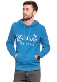 Mustang - MUSTANG BLUZA Logoprint Hoodie DEEP WATER 1007259 5392. Typ kołnierza: kaptur. Wzór: nadruk