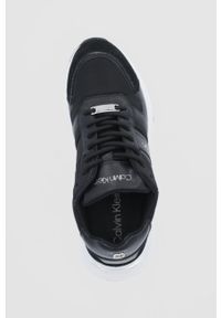 Calvin Klein Buty HW0HW00643 kolor czarny na płaskiej podeszwie. Nosek buta: okrągły. Zapięcie: sznurówki. Kolor: czarny. Materiał: guma. Obcas: na płaskiej podeszwie