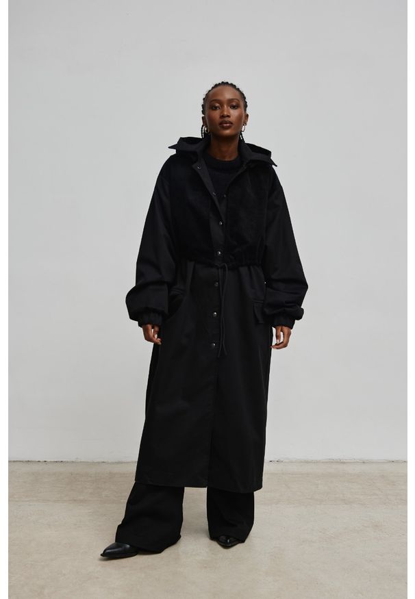 Marsala - Długi płaszcz typu oversize w kolorze TOTALY BLACK - HUNTER-M/L. Materiał: sztruks, bawełna, guma, materiał. Długość: długie. Wzór: gładki. Styl: elegancki