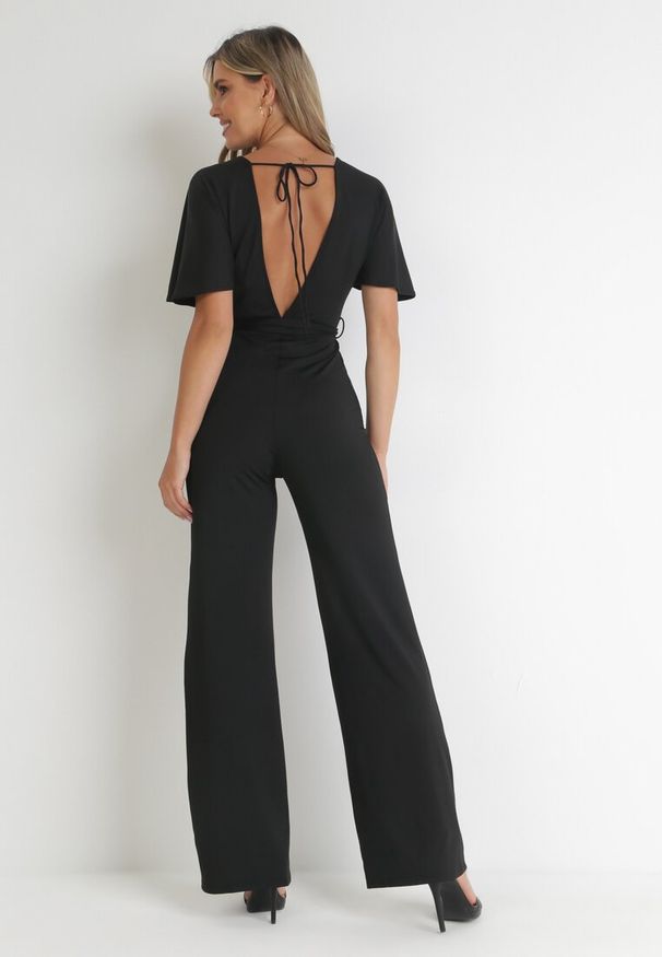Born2be - Czarny Długi Kombinezon z Kopertowym Dekoltem i Ozdobnym Wiązaniem Abrarani. Okazja: na spotkanie biznesowe. Kolor: czarny. Długość: długie. Styl: biznesowy, elegancki