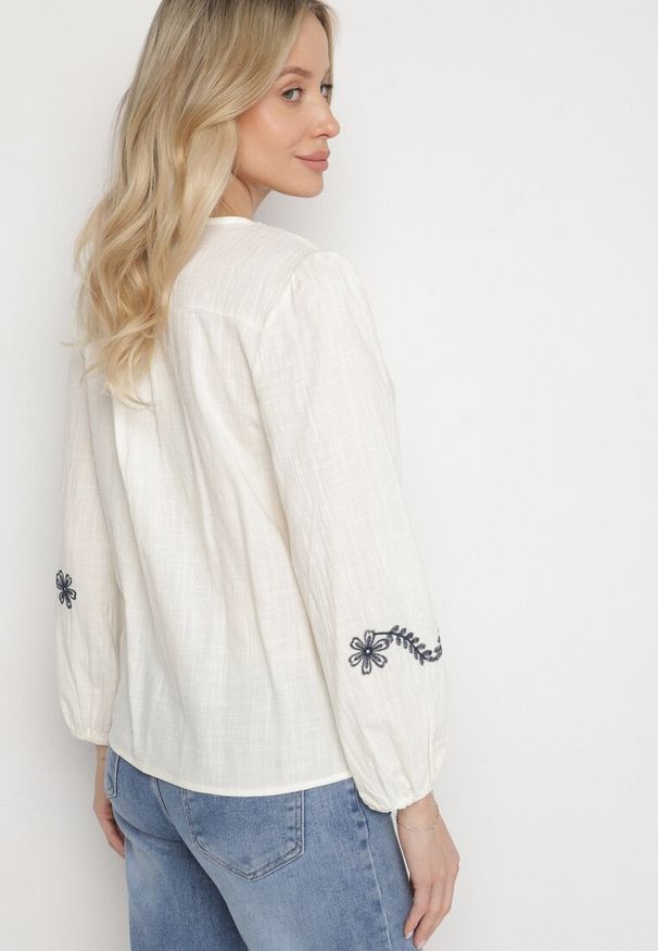 Born2be - Beżowa Koszula z Wiskozą z Dekoltem w Serek i Kwiatowym Haftem Gonnavia. Okazja: na co dzień. Typ kołnierza: dekolt w serek. Kolor: beżowy. Długość: długie. Wzór: haft, kwiaty. Materiał: wiskoza. Długość rękawa: długi rękaw. Sezon: wiosna, lato. Styl: casual