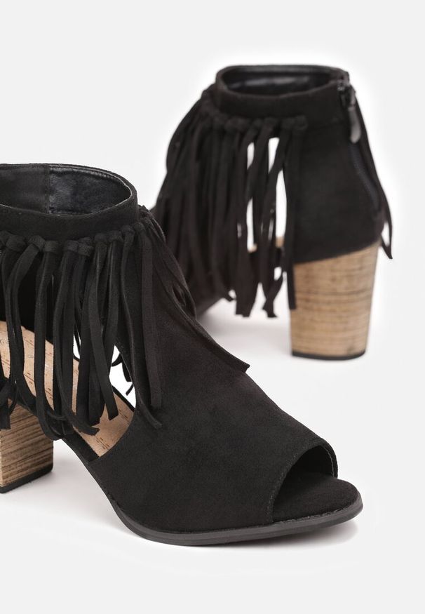 Renee - Czarne Botki na Słupku z Frędzlami i Wycięciami Vadyth. Nosek buta: otwarty. Kolor: czarny. Obcas: na słupku. Styl: boho. Wysokość obcasa: średni