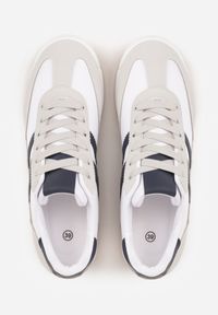 Born2be - Białe Sneakersy z Geometrycznym Motywem Jannata. Okazja: na co dzień. Kolor: biały. Materiał: jeans, dresówka. Wzór: geometria #6