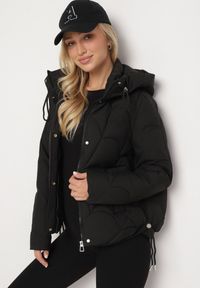 Born2be - Czarna Pikowana Kurtka o Pudełkowym Kroju z Kapturem i Ściągaczami Selizola. Okazja: na co dzień, na spacer. Typ kołnierza: kaptur. Kolor: czarny. Materiał: skóra, jeans. Styl: casual, sportowy #5