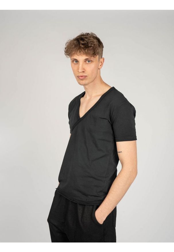 Xagon Man T-Shirt "V-neck" | P22082 JX 2313 | Mężczyzna | Czarny. Okazja: na co dzień. Typ kołnierza: dekolt w serek. Kolor: czarny. Materiał: bawełna. Wzór: aplikacja. Styl: casual