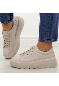 Beżowe skórzane półbuty damskie na platformie Jezzi 8181. Okazja: na co dzień. Zapięcie: sznurówki. Kolor: beżowy. Materiał: skóra. Szerokość cholewki: normalna. Sezon: wiosna, jesień, lato. Obcas: na platformie. Styl: casual, klasyczny, sportowy #1
