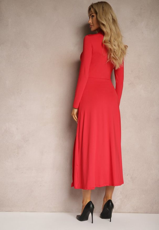 Renee - Czerwona Taliowana Sukienka z Rozcięciem na Boku i Półgolfem Saimara. Okazja: na spotkanie biznesowe. Kolor: czerwony. Długość rękawa: długi rękaw. Wzór: aplikacja. Styl: elegancki, biznesowy