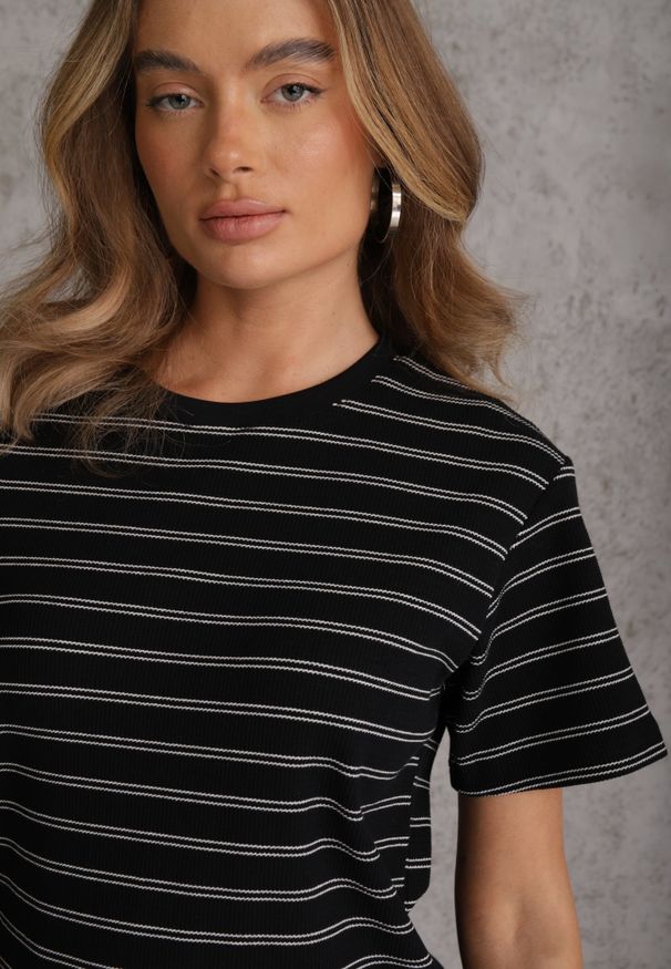 Renee - Czarny T-shirt z Bawełny Ozdobiony Poziomymi Paskami Nautida. Okazja: na co dzień. Kolor: czarny. Materiał: bawełna. Wzór: aplikacja. Styl: casual