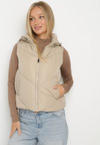 Born2be - Ciemnobeżowa Klasyczna Kamizelka z Pikowanymi Przeszyciami i Kapturem Ollera. Okazja: na co dzień. Typ kołnierza: kaptur. Kolor: beżowy. Materiał: jeans. Styl: klasyczny