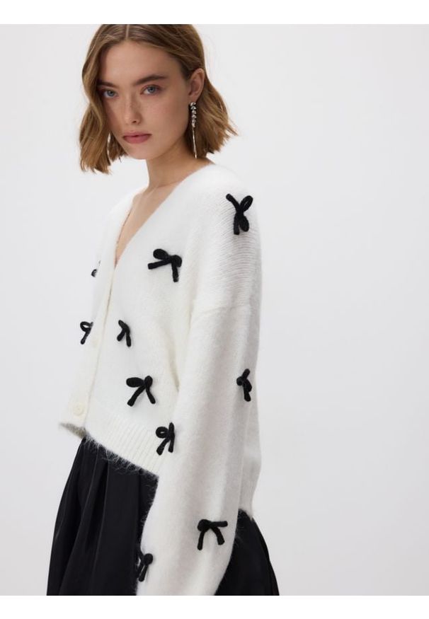 Reserved - Sweter z kokardami - kremowy. Typ kołnierza: kokarda. Kolor: kremowy. Materiał: dzianina, wełna