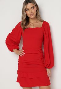 Born2be - Czerwona Dopasowana Sukienka Mini z Marszczeniem i Falbanką Derozza. Typ kołnierza: kołnierz z falbankami. Kolor: czerwony. Długość: mini #7