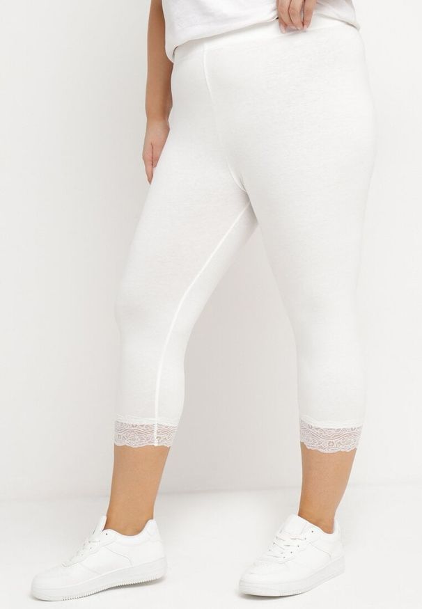 Born2be - Białe Spodnie Bawełniane Legginsy 3/4 z Koronką Amaratna. Okazja: na co dzień. Stan: podwyższony. Kolekcja: plus size. Kolor: biały. Materiał: bawełna, koronka. Wzór: koronka. Styl: casual, elegancki