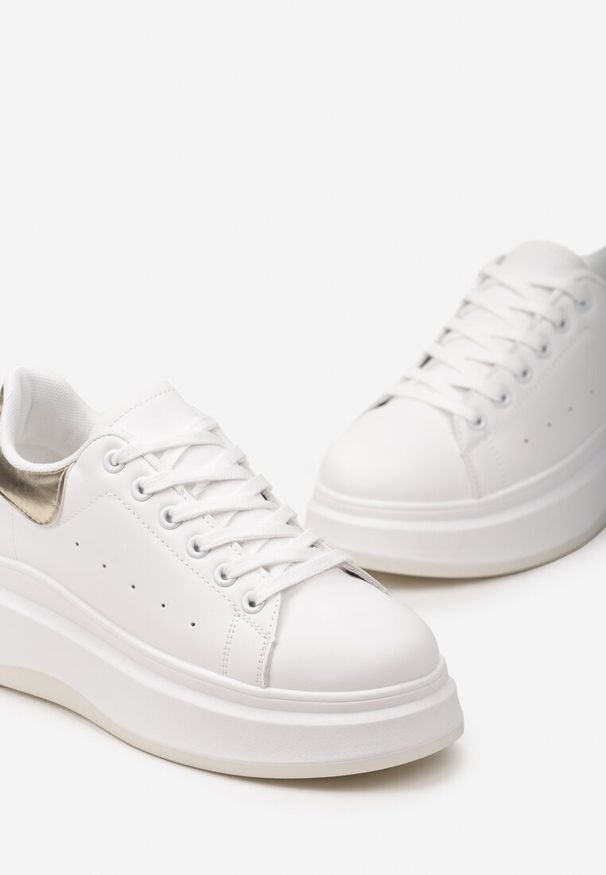 Renee - Biało-Złote Sznurowane Sneakersy z Imitacji Skóry na Platformie Filamena. Kolor: biały. Materiał: skóra. Obcas: na platformie