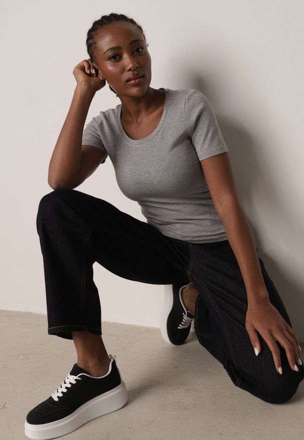 Born2be - Szary Prążkowany T-shirt Ozdobiony po Bokach Marszczeniem Nedisa. Okazja: na co dzień. Kolor: szary. Materiał: prążkowany. Wzór: aplikacja. Styl: casual