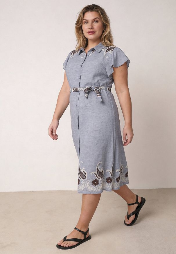 Born2be - Niebieska Rozkloszowana Sukienka Koszulowa z Wiskozy z Haftem i Wiązanym Paskiem Adellis. Okazja: na co dzień. Kolekcja: plus size. Kolor: niebieski. Materiał: wiskoza. Wzór: haft. Sezon: lato. Typ sukienki: koszulowe. Styl: casual, boho
