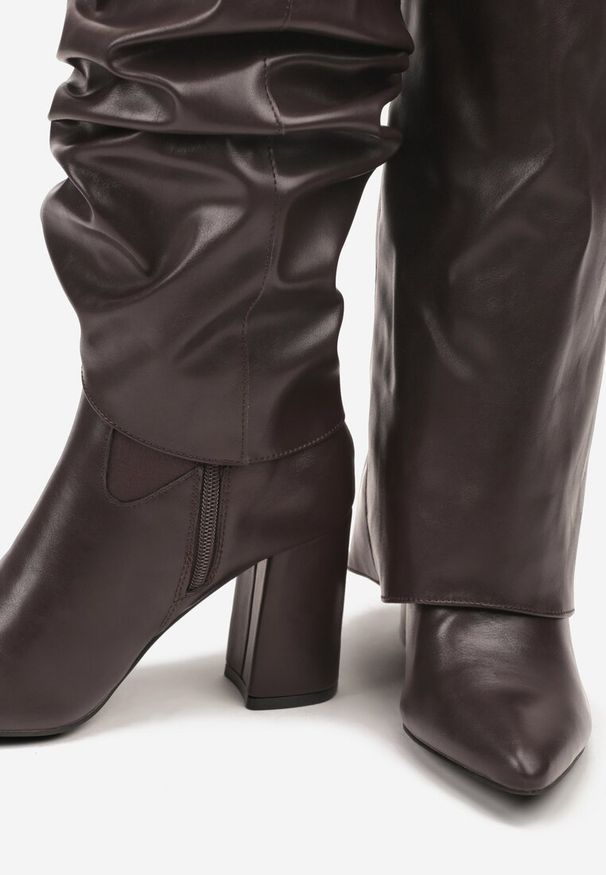 Renee - Ciemnobrązowe Kozaki Vices na Słupku w Stylu Kowbojek z Wywiniętą Cholewką Alorriva. Okazja: na co dzień. Kolor: brązowy. Materiał: jeans. Szerokość cholewki: normalna. Obcas: na słupku. Styl: boho, elegancki, casual, klasyczny