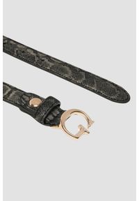 Guess - GUESS Czarny damski pasek z printem węża Adj Belt H30. Kolor: czarny. Wzór: nadruk #3