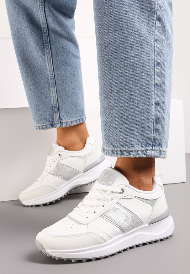 Renee - Białe Sneakersy o Klasycznym Fasonie z Ozdobnymi Wstawkami Wrentia. Okazja: na spacer. Nosek buta: okrągły. Zapięcie: sznurówki. Kolor: biały. Wzór: aplikacja. Materiał: materiał, jeans. Obcas: na obcasie. Wysokość obcasa: niski. Sport: turystyka piesza