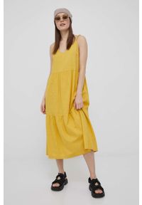 Roxy sukienka kolor żółty midi oversize. Kolor: żółty. Materiał: tkanina. Długość rękawa: na ramiączkach. Typ sukienki: oversize. Długość: midi