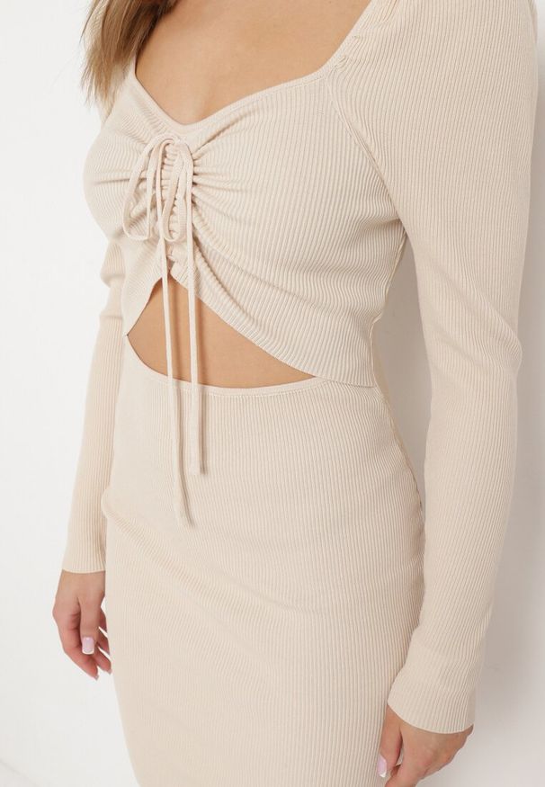 Born2be - Beżowa Sukienka Mini z Prążkowanego Materiału z Wycięciem i Wiązaniem Cerdosja. Kolor: beżowy. Materiał: prążkowany, materiał. Długość: mini