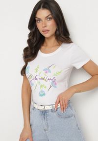 Born2be - Biało-Niebieski Bawełniany T-shirt Ozdobiony Nadrukiem Zarice. Okazja: na co dzień. Kolor: niebieski. Materiał: bawełna. Wzór: aplikacja, nadruk. Styl: klasyczny, casual